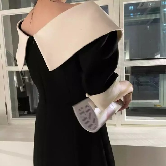 送料無料 D1249 アシンメトリー ビックカラー クラシカル バイカラー ワンピース ブラック モカ 黒 白 ベージュ ブラウン カーキ ブラックドレス 膝下 ミモレ丈 半袖 ハーフスリーブ インポート パーティードレス お出かけ 上品 メール便 黒ワンピース パーティー