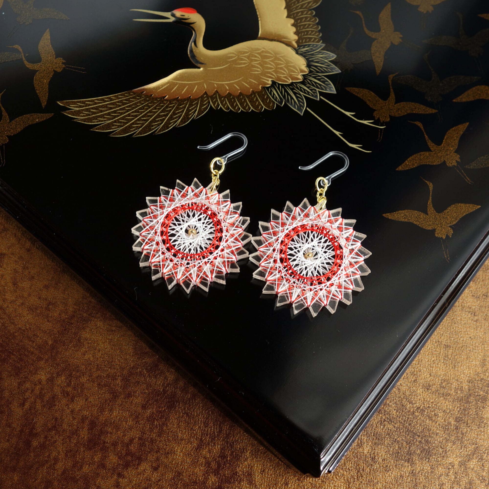 紅白の糸まきイヤリング（金ごま） ピアス / ノンホールピアス