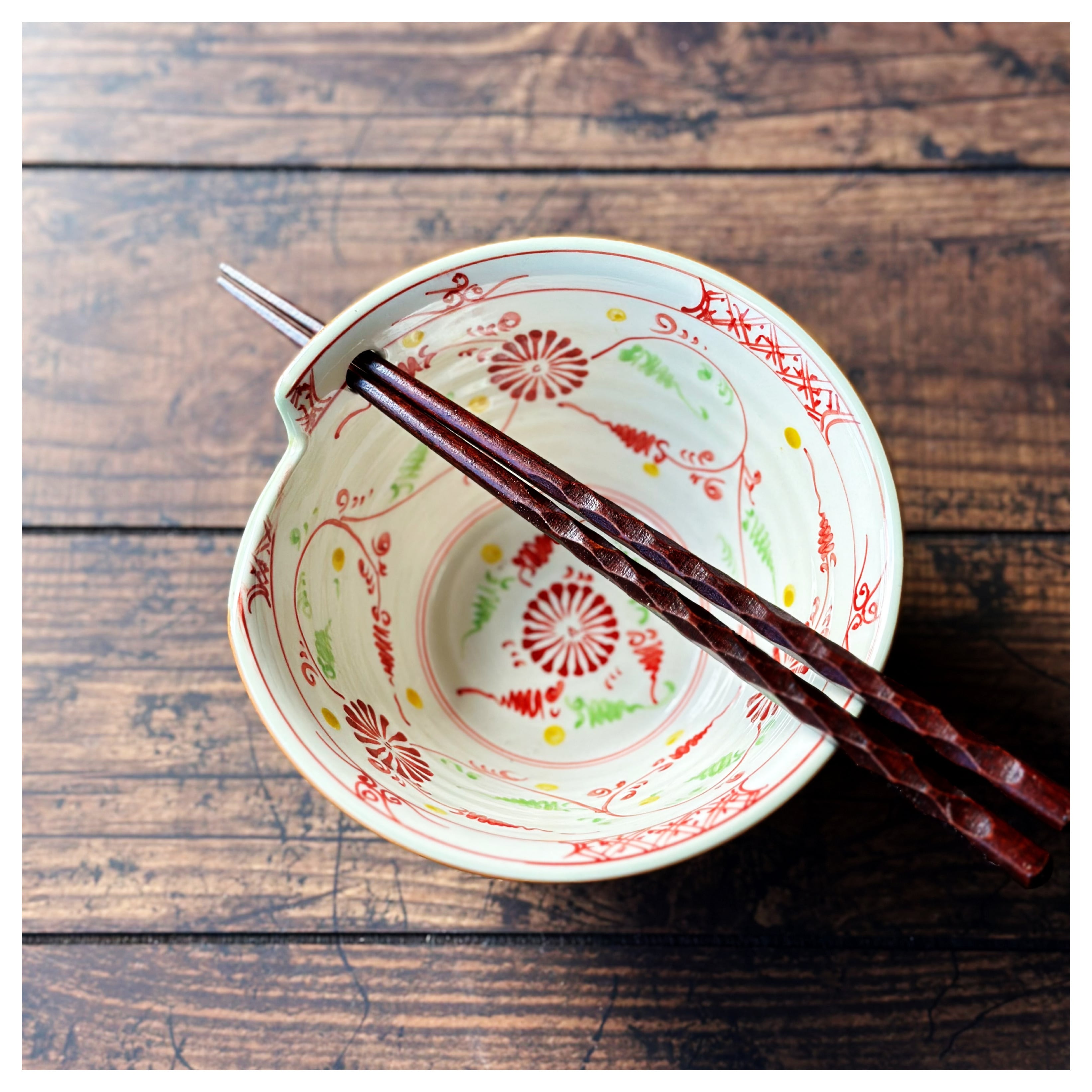 ベトナムのバッチャン焼き Bát Tràng 菊絵の箸穴がある丼 | Kc-Labo's