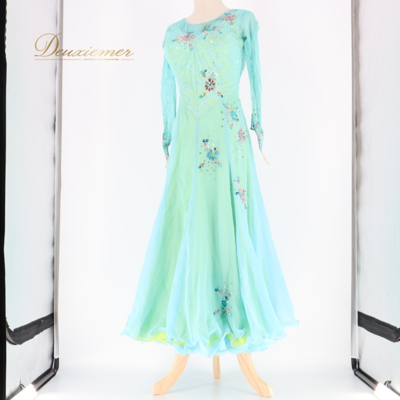 社交ダンス 衣装 スタンダードドレス ワンピース ドレス SORELI ソレリ 日本製 黄緑 緑 水色 ミント パーティ 発表会 デモ 競技 フリル 明るい グリーン系 ブルー系 社交ダンス ドレス おしゃれ 高級感 着やすい 女性用 フリルデザイン ステージ衣装 競技用ドレス 上品 パーティー衣装 フェミニン