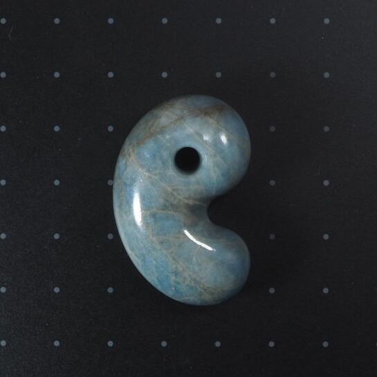 糸魚川翡翠 コン沢 青翡翠 大きめの勾玉 28.1g Itoigawa Blue Jadeite