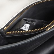 プラダ チャーム付 ソフトサウンド スモール ホワイト レザー AW25