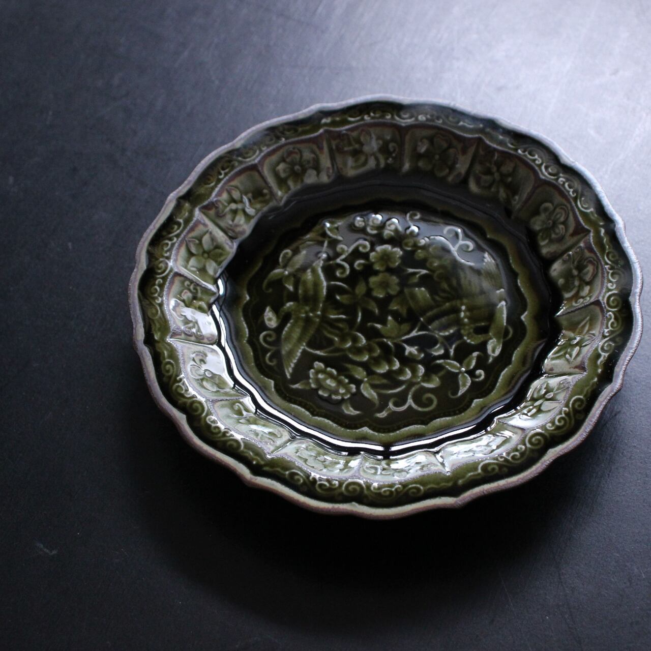 AS 黒翡翠釉花鳥彫輪花5寸皿 | 芦屋貴兆陶家 online shop