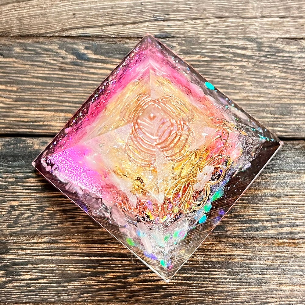 1点物】ピラミッド型オルゴナイト 桜 ローズクォーツ 高さ6