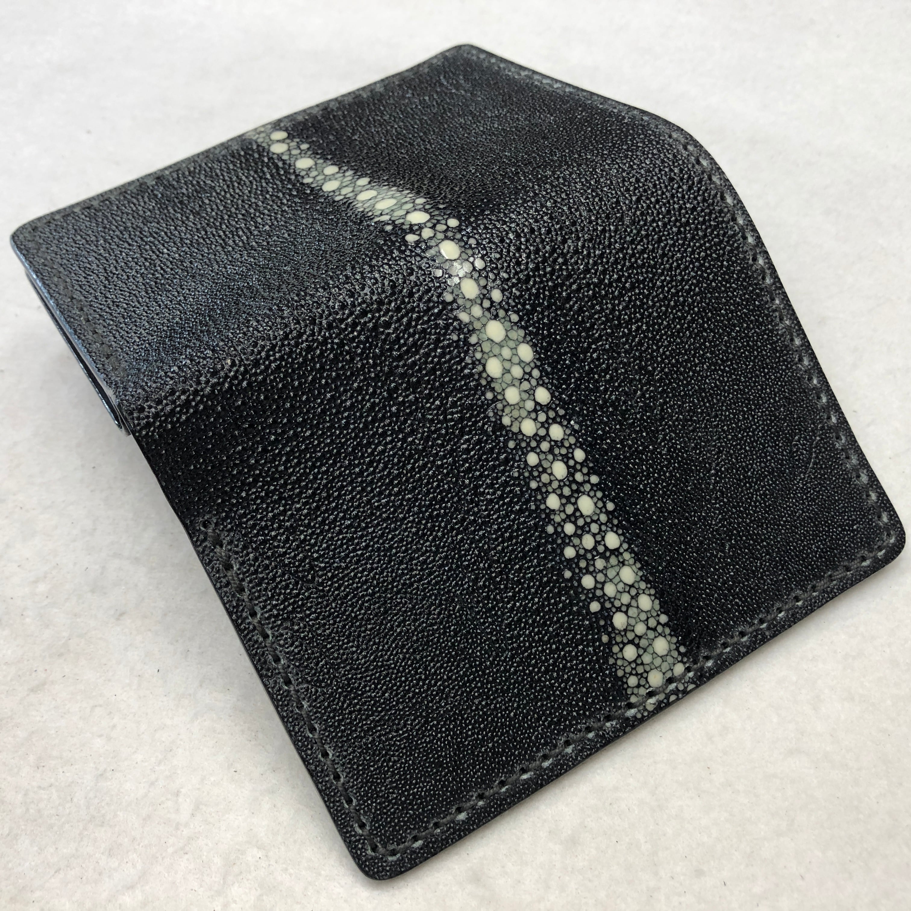 ST08 スティングレイ エイ革（ガルーシャ）2つ折り財布 ブラック（連石