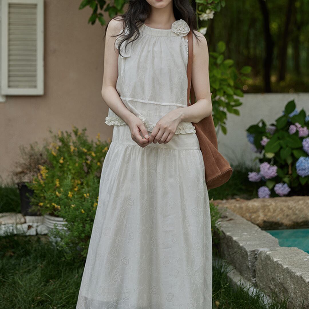 sSleeveless halter neck dress