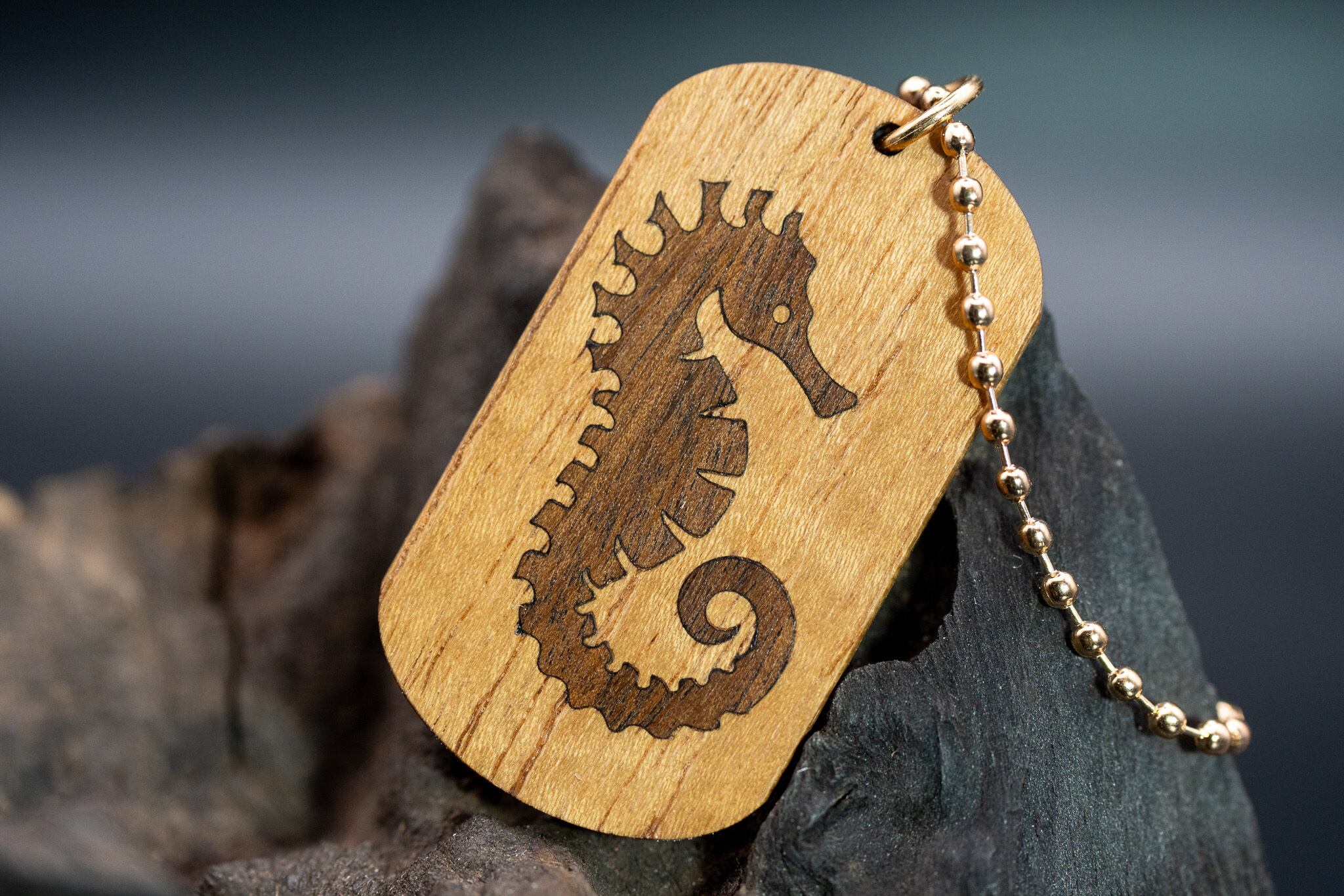 【時代を跨ぐ銘木】チーク ドッグタグ 象嵌 のぼり竜