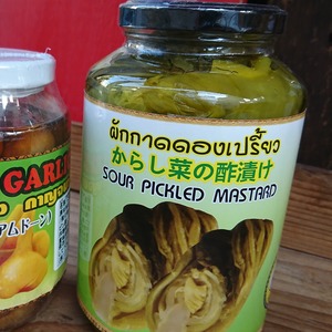 からし菜の漬物瓶詰め sour pickled mustard jar ผักกาดดองเปรี้ยวขวดแก้ว 400g