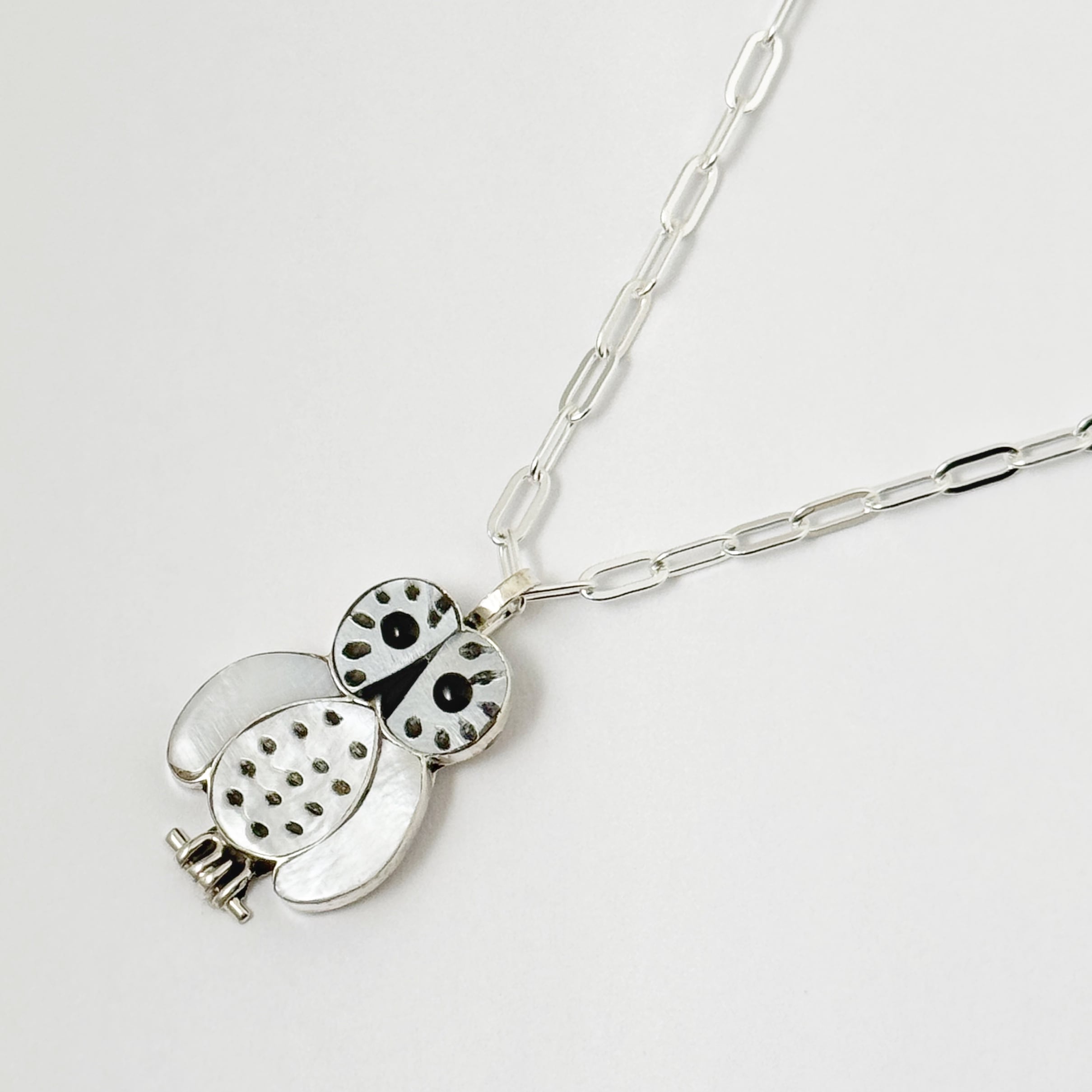Indian Jewelry 》ZUNI フクロウ ホワイト シェル ペンダント