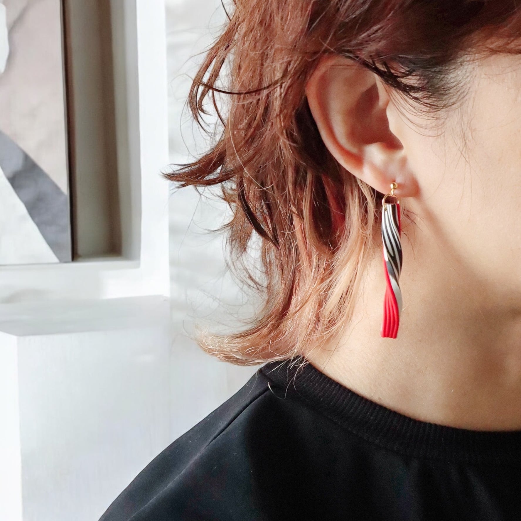 スティックツイスト レッド・マスタード》イヤリング・ピアス