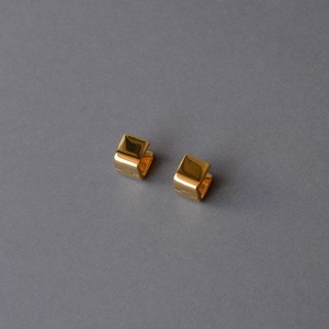 cubeピアス ゴールド