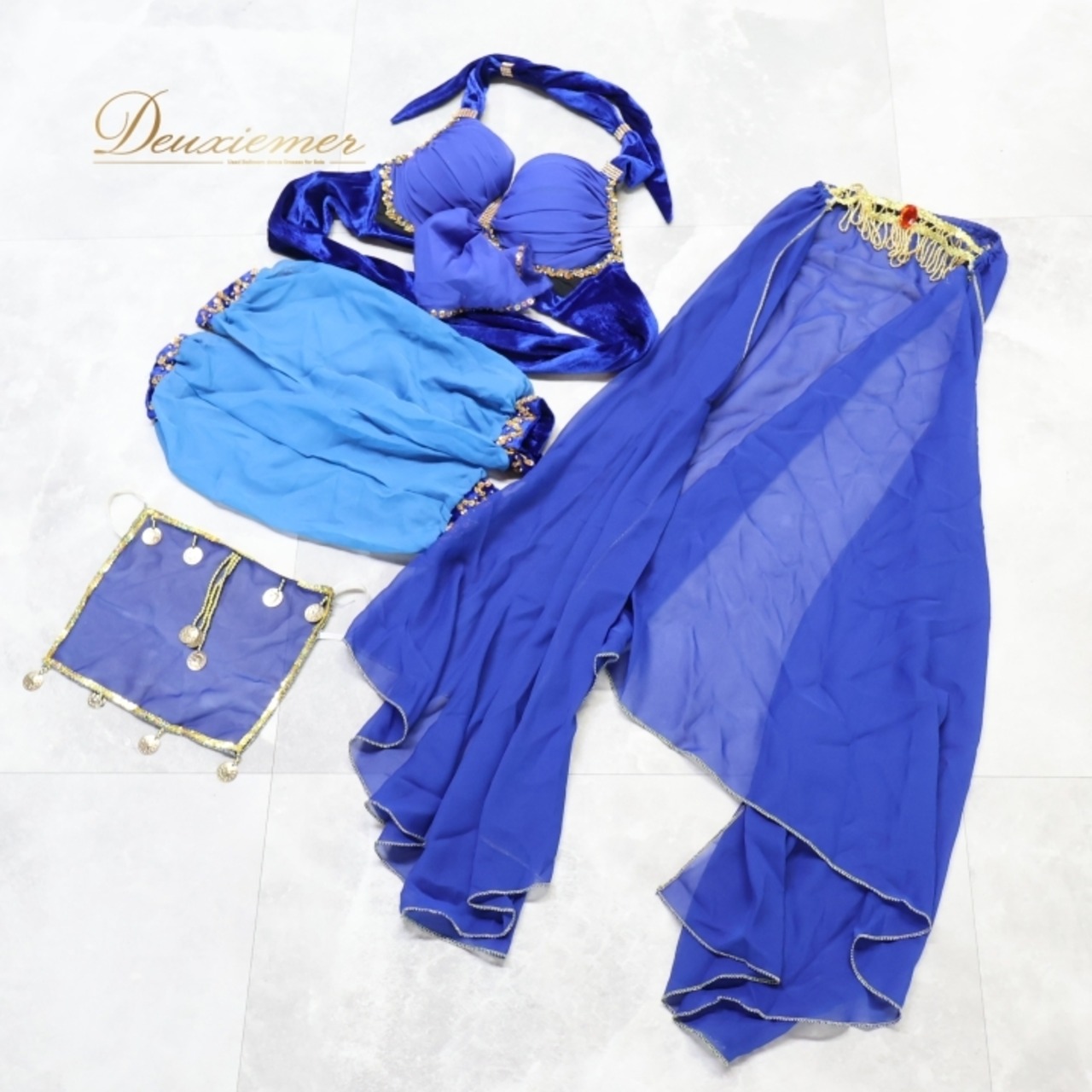 ベリーダンス 衣装 上下セット ブルー系 トップス ズボン フェイスベール ヘッドスカーフ アーム アーム飾り ハーレムパンツ パンツ 青 金 アラジン コスプレ 華やか 練習 レッスン スパンコール ラインストーン コイン キラキラ 鮮やか ゴールド系