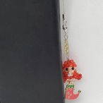 クリスマスにぴったり！手軽に持ち歩けるサンタ赤ちゃんのビーズモチーフ　赤い靴下のチャームアクセサリー