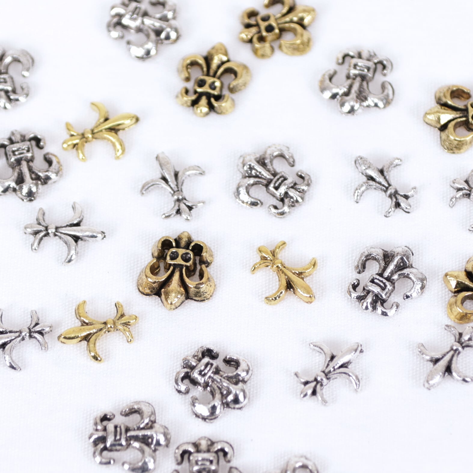 百合の紋章 パーツ アンティーク風 金属 ビジュー 02000144