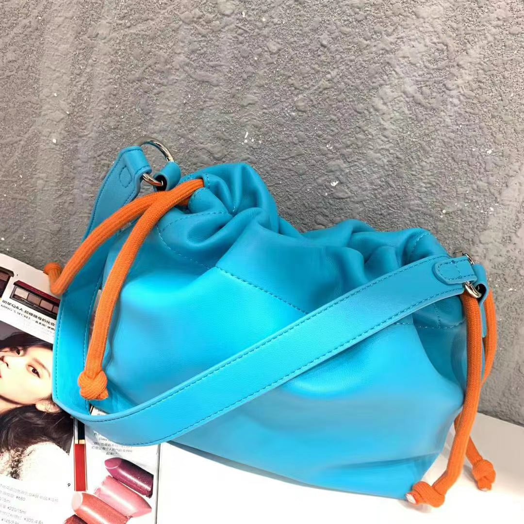 ショルダーバッグ カラフルな可愛いバッグ コンパクトサイズ 大容量