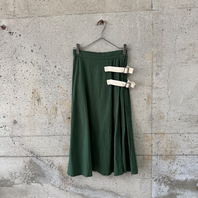 Pleated skirt with slit