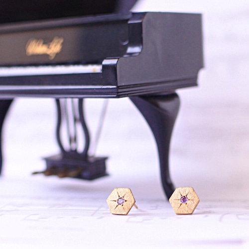 ヴィンテージスタインウェイピアノのパーツにアメシストを彫り留めしたヘキサゴンピアス  S-006   Vintage steinway and sons piano capstan pierces with amethyst　(Hexagon: AME)