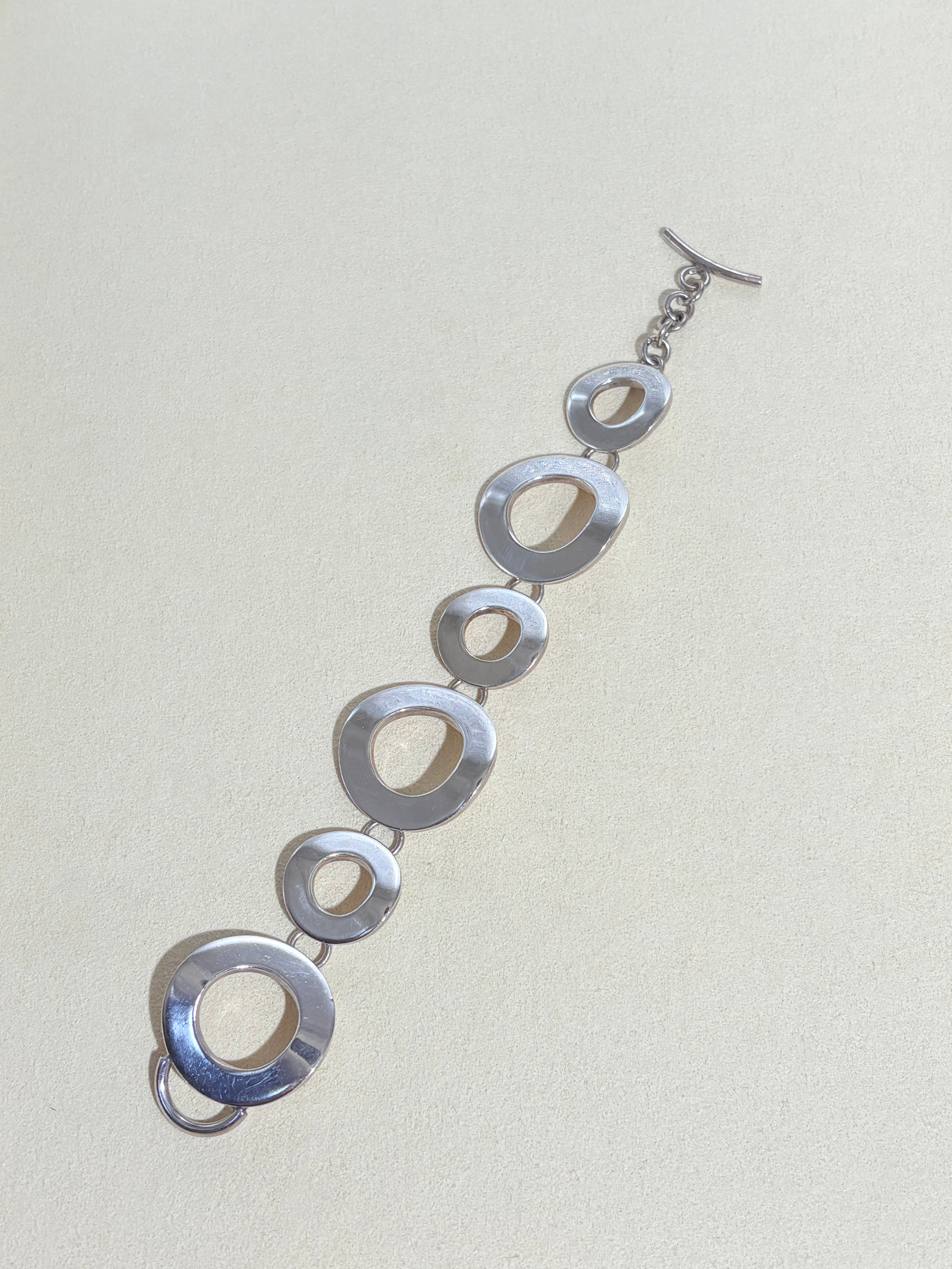 Modern Circle Bracelet -U.K-