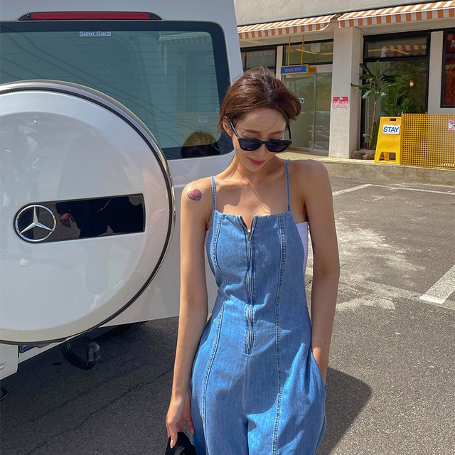 デニムサロペット バックコンシャス ジップアップ ジャンプスーツ 肩紐 春 夏 きれいめ オールインワン アンクル丈 Vネック スリム 細身 ストレート ウエストマーク ハイウエスト ブルー 青 S M かわいい 重ね着 大人可愛い シンプル カジュアル 大人 上品 おしゃれ かっこいい 無地 韓国 体型カバー 脚長 普段使い 旅行 アウトドア BBQ キャンプ インスタ映え こなれ感 個性的 クール 抜け感 オフィス OL 通勤 学生 通学 パーティー イベント 10代 20代 30代 デニム ジーンズ