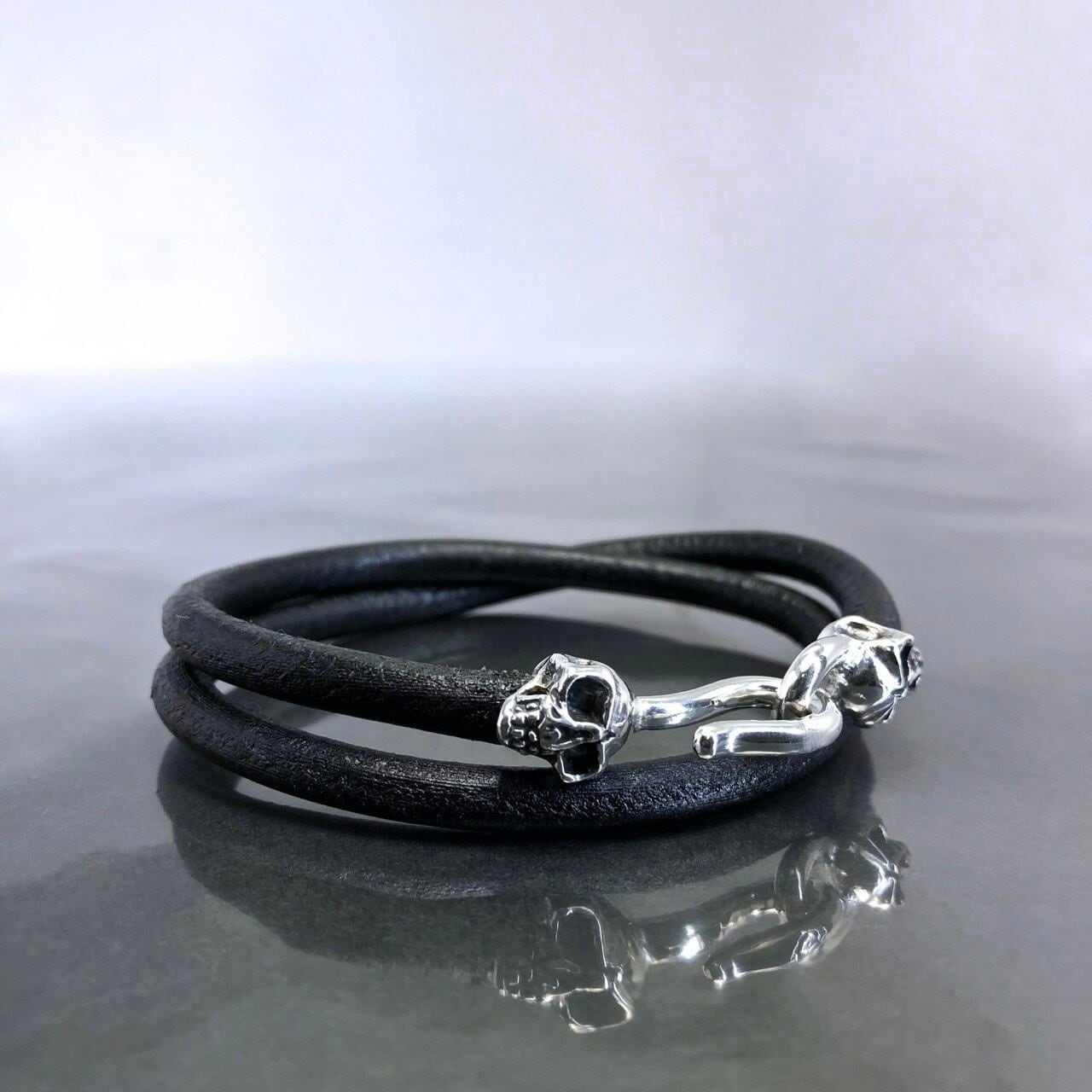 LEATHER BRACELET [SKULL HOOK] / スカルフックレザーブレスレット | GODSIZE