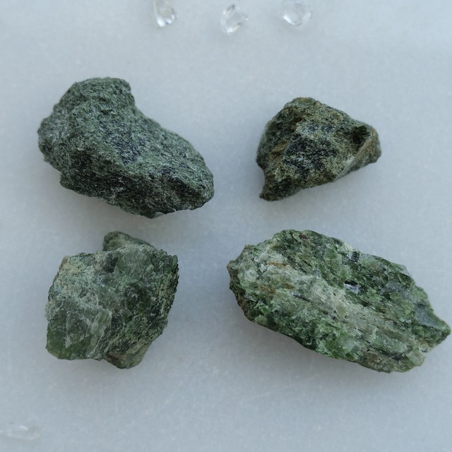 【地球の生命力を宿したグリーンクリスタル】ダイオプサイド 水晶原石 T26_5