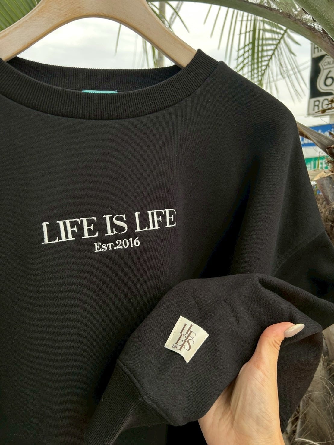 LIFEisLIFE 裏起毛刺繍クルースウェット ￥8,990(￥9,889)