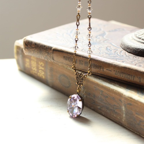 変色ガラス・アレキサンドライト　アンティークの薫り　ペンダント・ネックレス