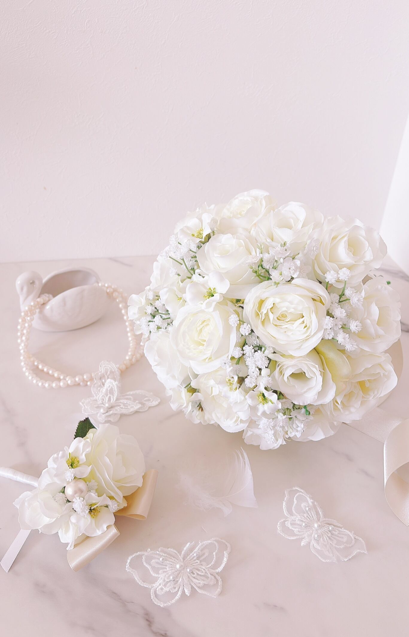 【期間限定値下げ中！！！】ホワイトローズとカスミソウのブーケ ホワイトローズとカスミソウのクラッチブーケ ウエディングブーケ