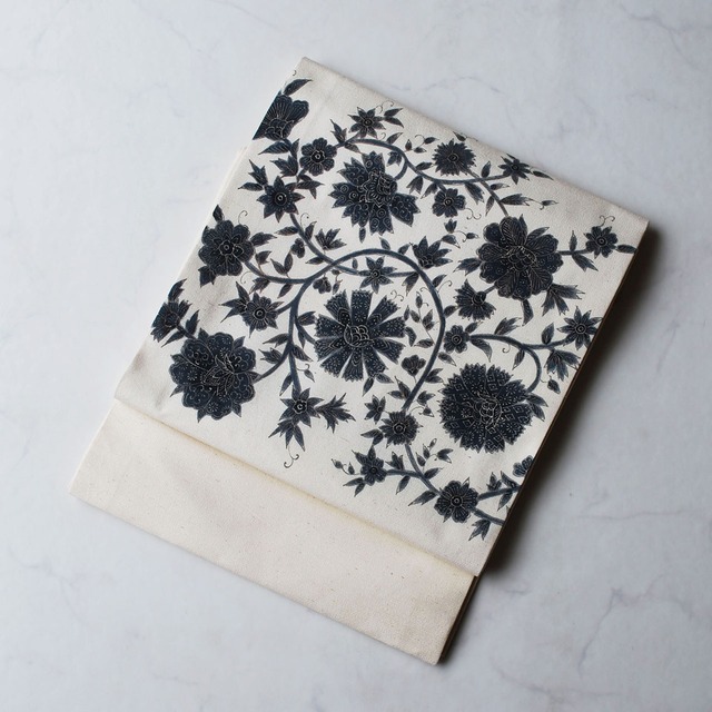 【なごや帯】生成り色地    藍色華唐草帯　開き仕立て