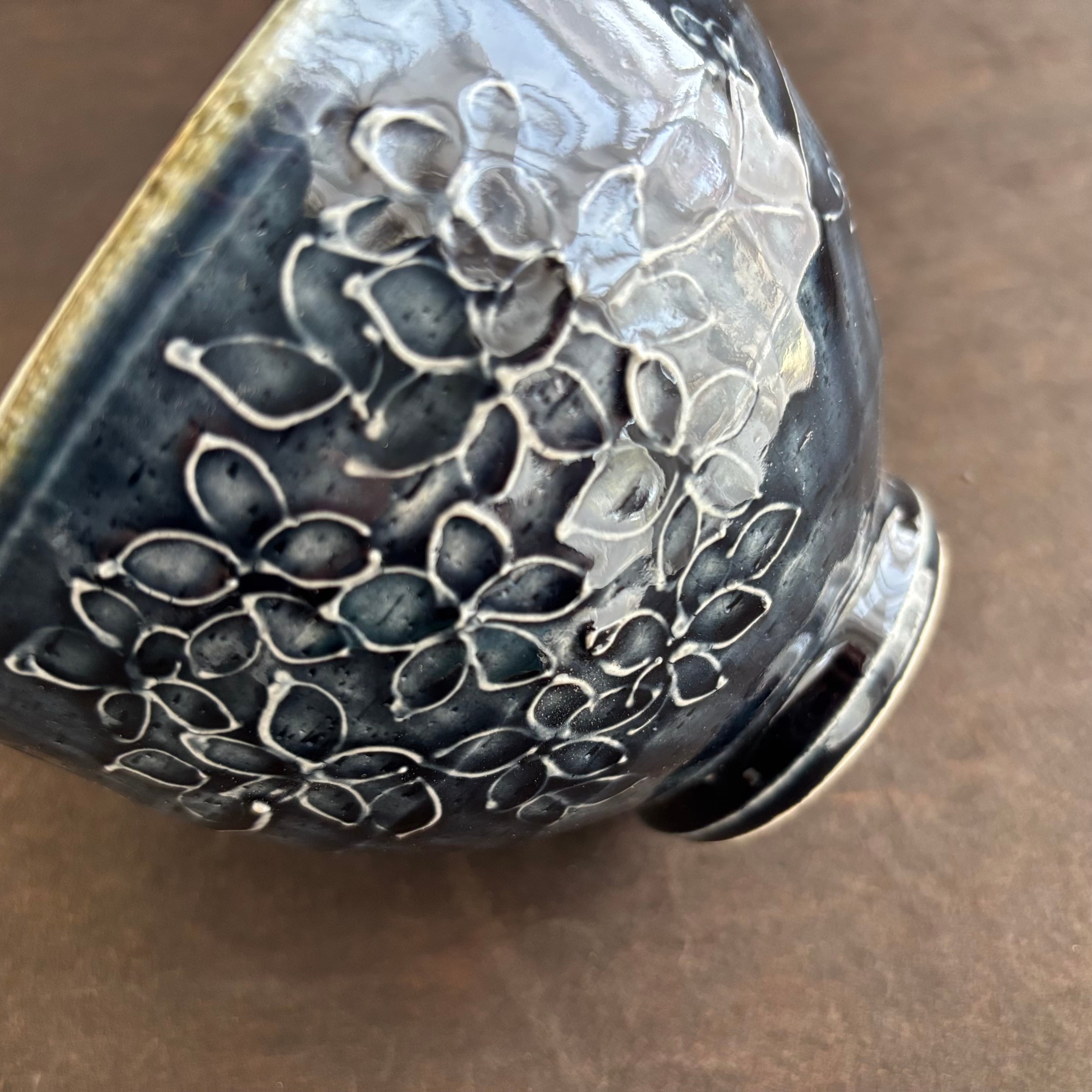 土和のルリエフ 藍釉 花形丼ぶり