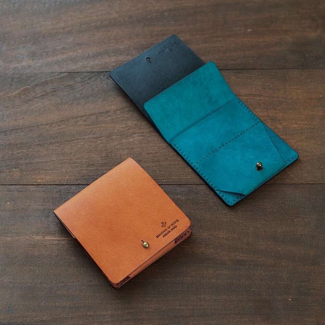 薄い 二つ折り財布 【 グリーン × ブラウン 】 コンパクト ブランド メンズ レディース 鍵 レザー 革 ハンドメイド 手縫い