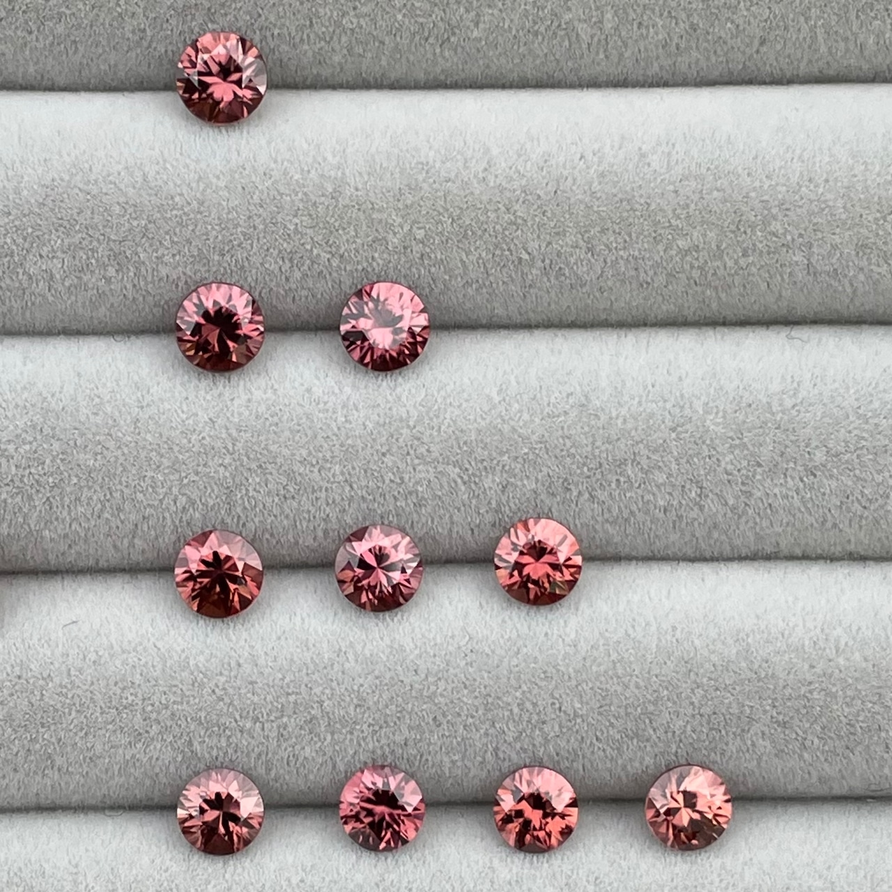 ダイヤモンドカット ブラウニッシュピンクジルコン 約5mm - タンザニア産