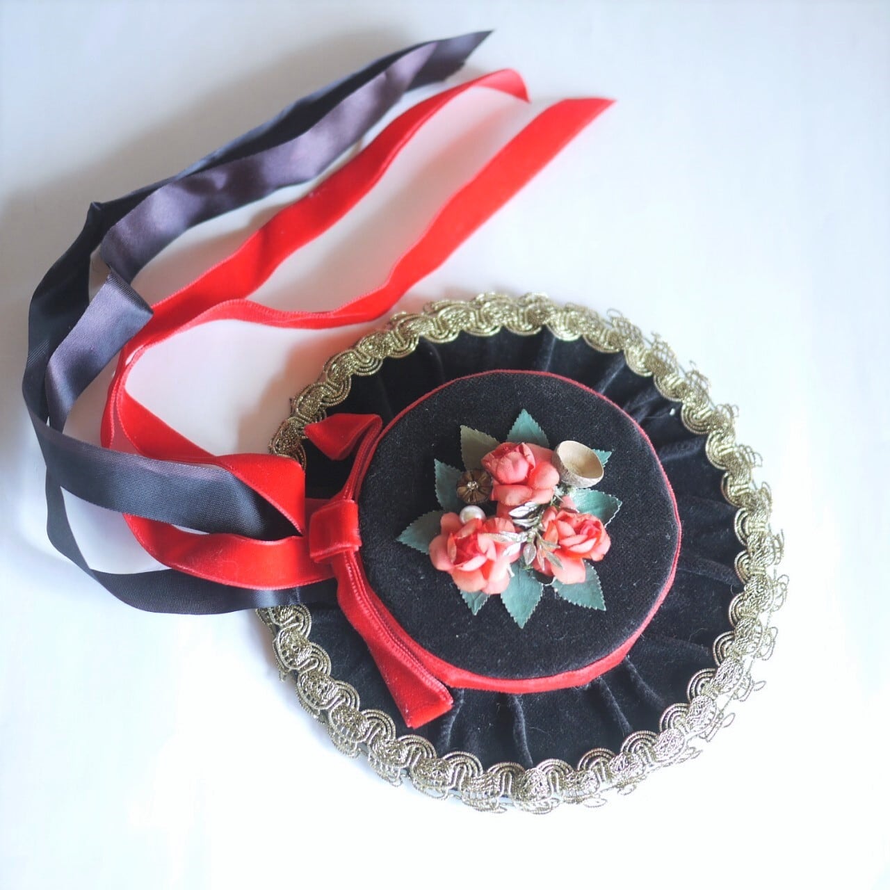 民族衣装帽子 飾り帽子 Hutgebinde ドイツ装花 赤いバラ