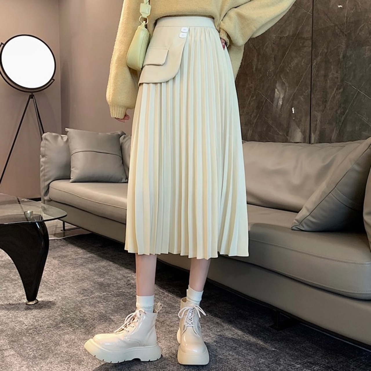 Pleated skirt with pocket design