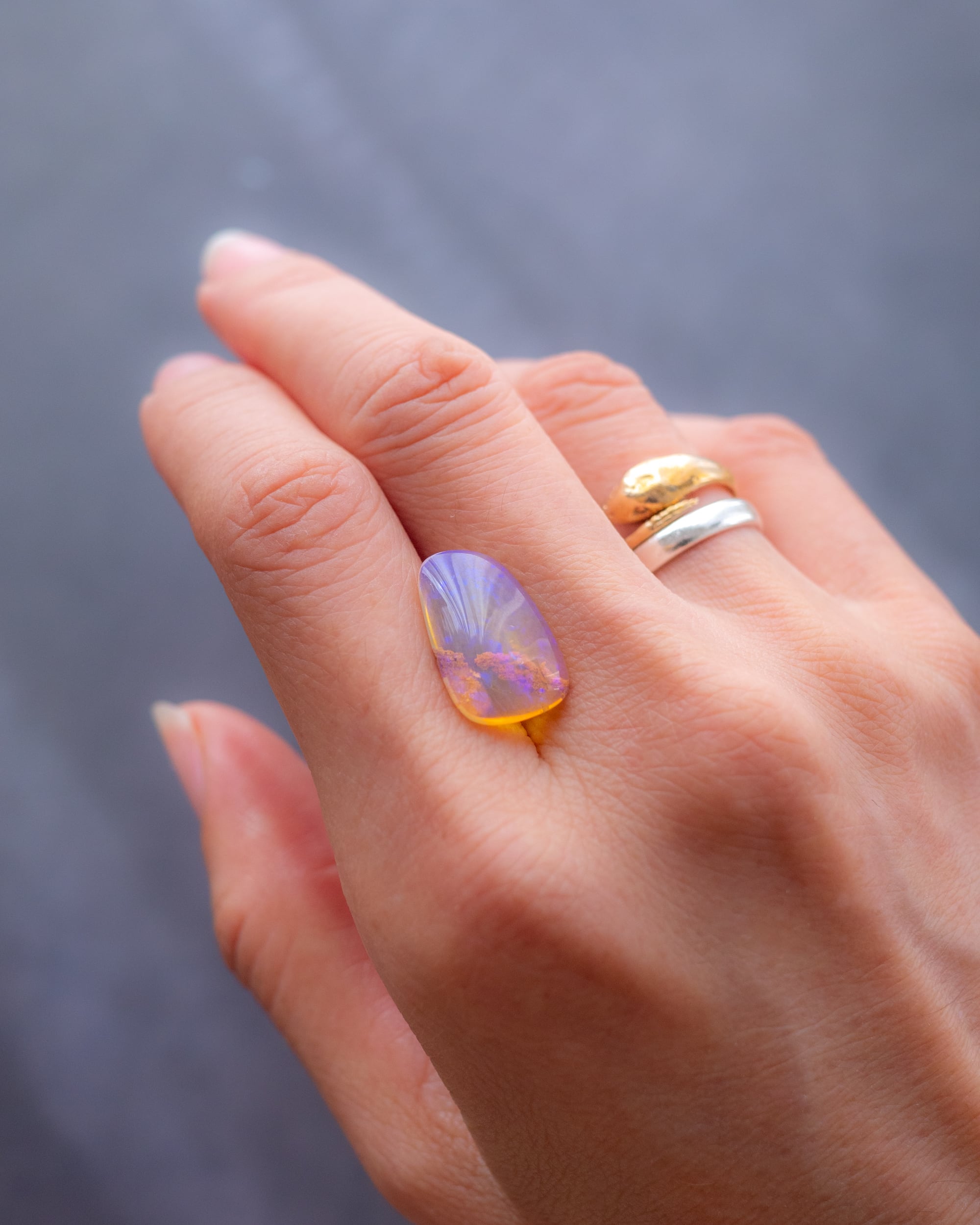 青い斑の浮かぶ魅力的なオレンジオパール74.5ct/ファイアオパール/鉱物