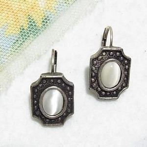 乳白色のキャッツアイガラスの石のピアス　アクセサリーのセール通販　11451P