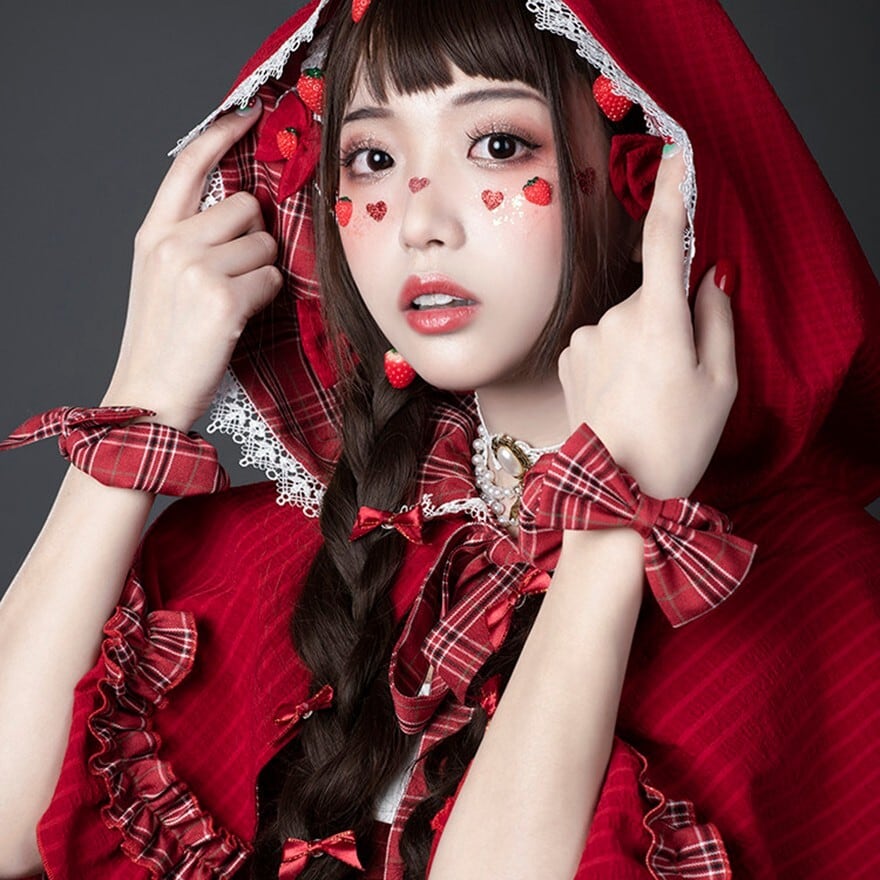 森の物語を纏うリトルレッドケープ｜深紅フリルとレースで叶える赤