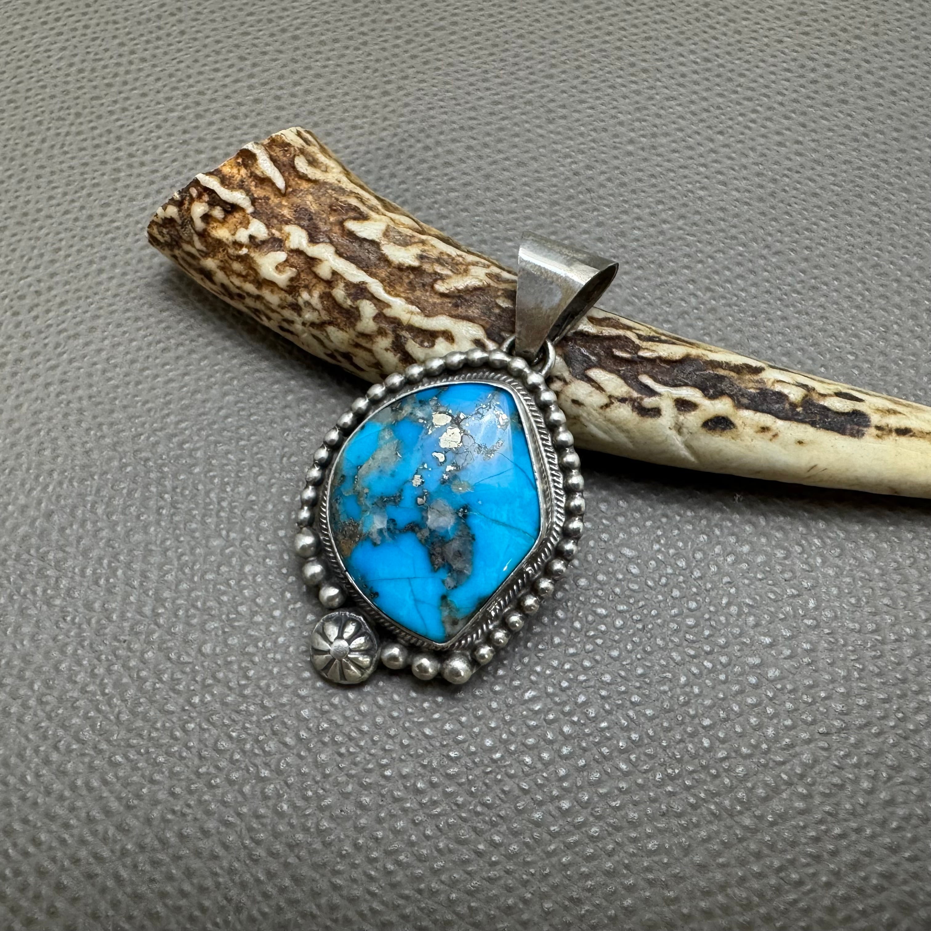 【NAVAJO】T. SKEETS作 ターコイズネックレス シルバーネックレス NAVAJO(ナバホ)族 Scott Skeets作 キングマンターコイズトップ