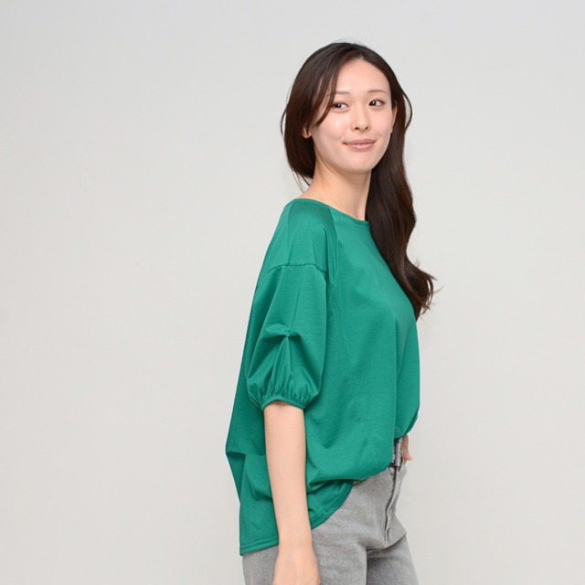 【ブラウス見えの上品さ】  袖タックパフTシャツ ‐ LEO-2506B グリーン ‐