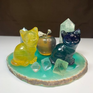 ちょこんと座っている可愛いねこさんの休憩所・フローライトねこ