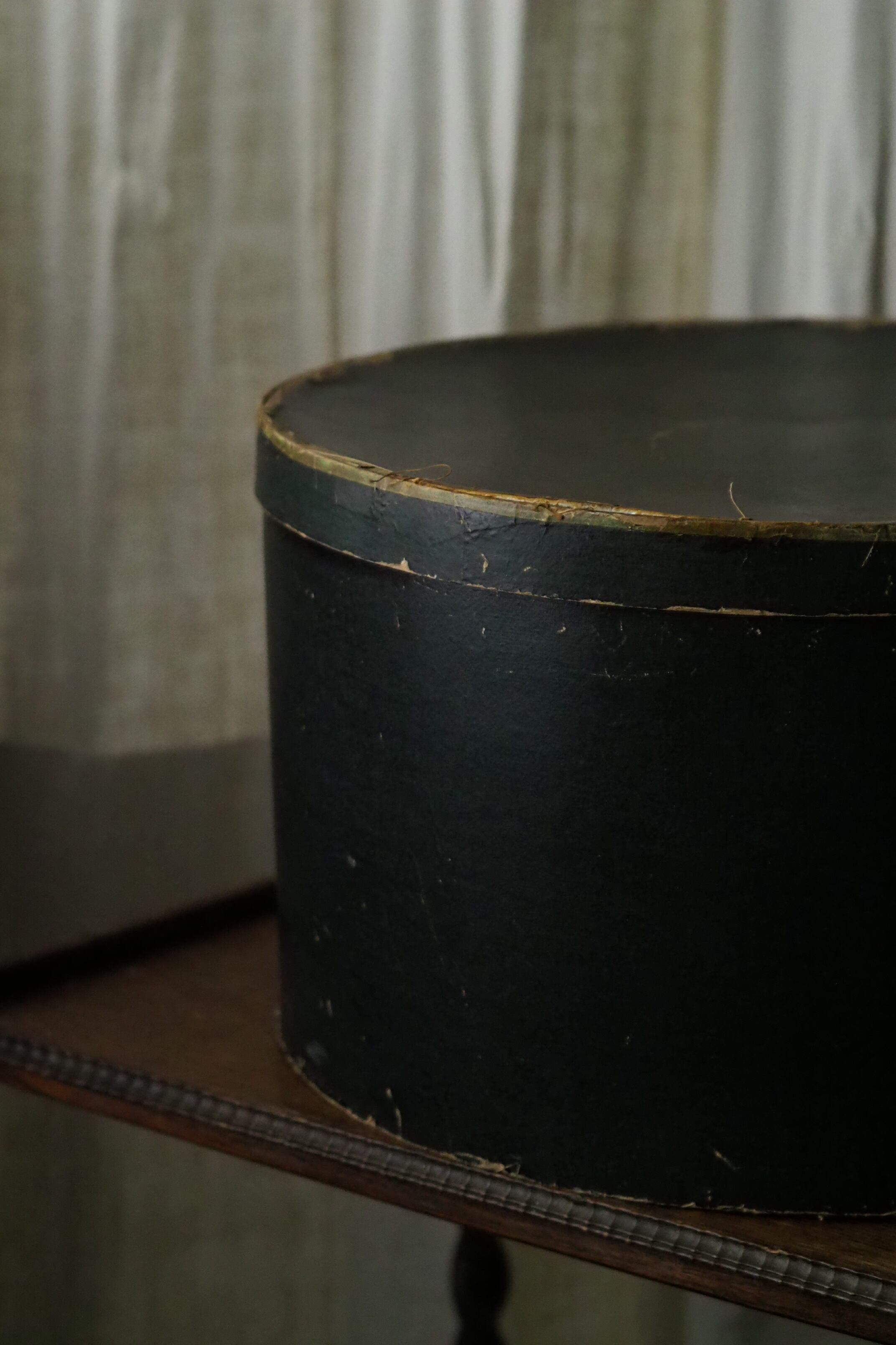 大きな黒のハットボックス-antique paper round hat box