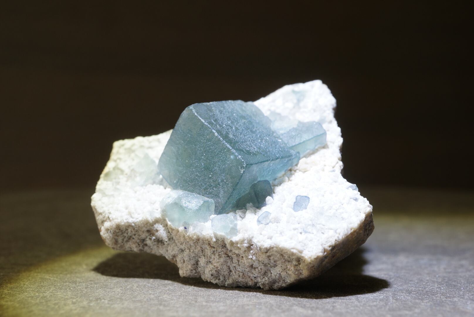 モンゴル産モランディフローライト 内モンゴル産モランディフローライト/クォーツ Fluorite / Quartz 1645
