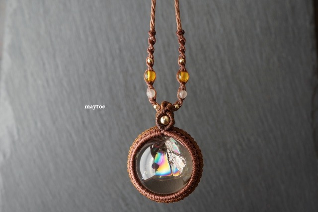 レインボースモーキークォーツ(スモーキーアイリスクォーツ)のマクラメネックレス - antique doll -