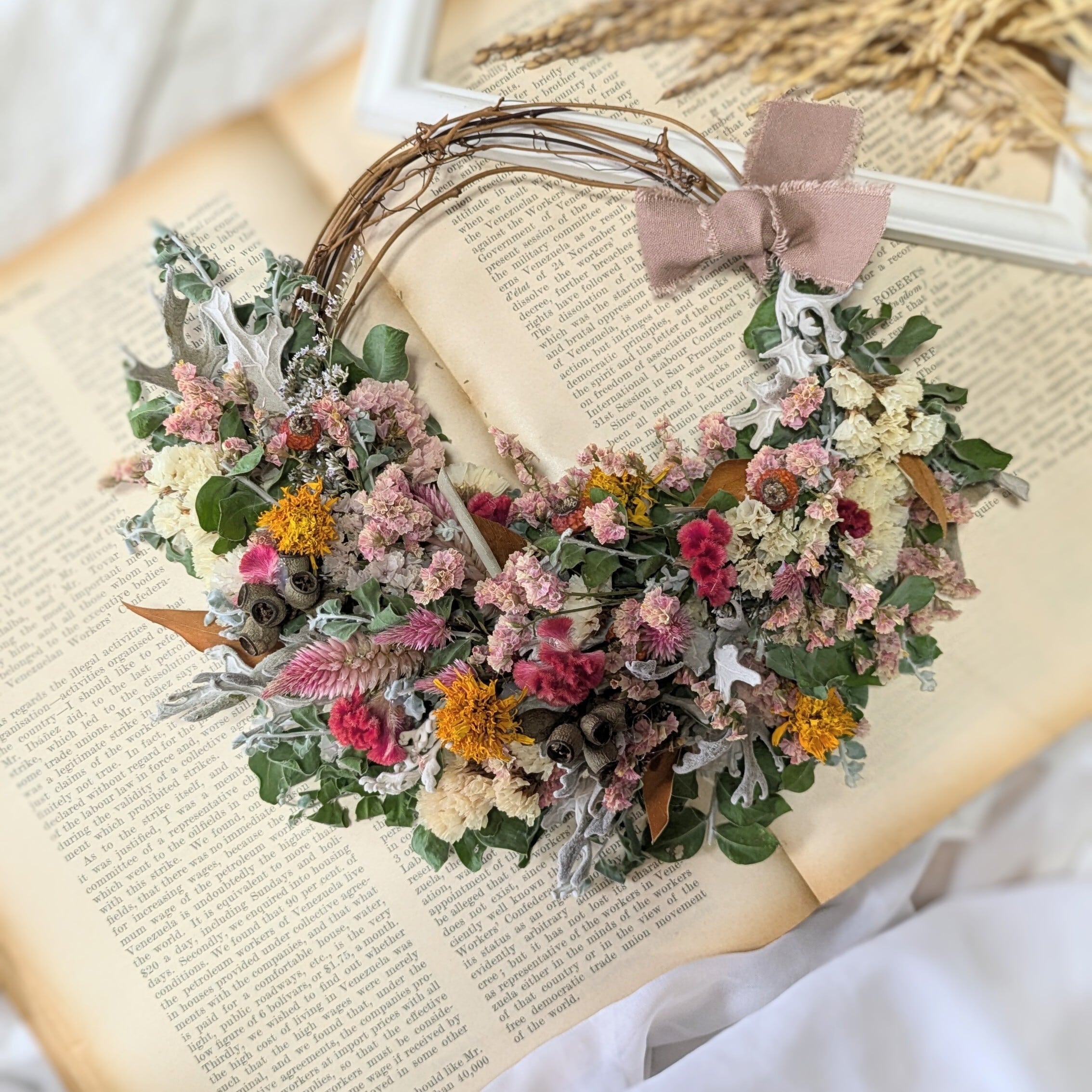 月桃やナンキンハゼを添えた ストア 秋の実り多き 小ぶりな スワッグ  