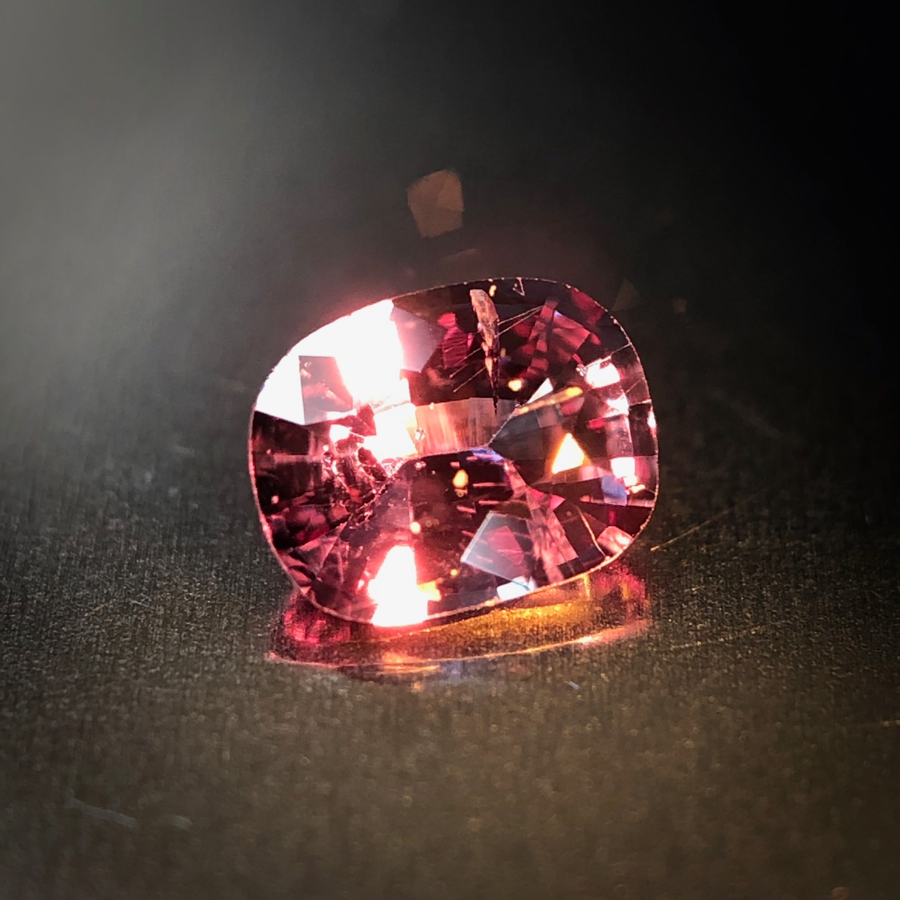 碧く艶めくベキリーブルーの輝き 0.28ct 天然 カラーチェンジ