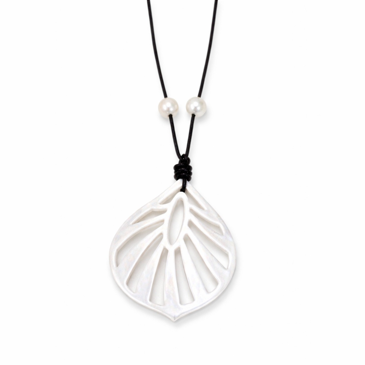 白蝶貝リーフペンダントネックレス｜あこや真珠5.5mm×2粒 レザー紐60cm シェルアクセサリー