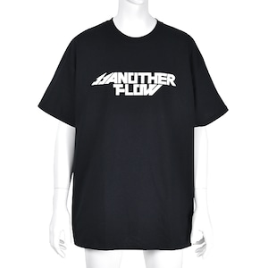 ANOTHER FLOW(アナザーフロー) クラシックロゴ フロントプリント Tシャツ ブラック