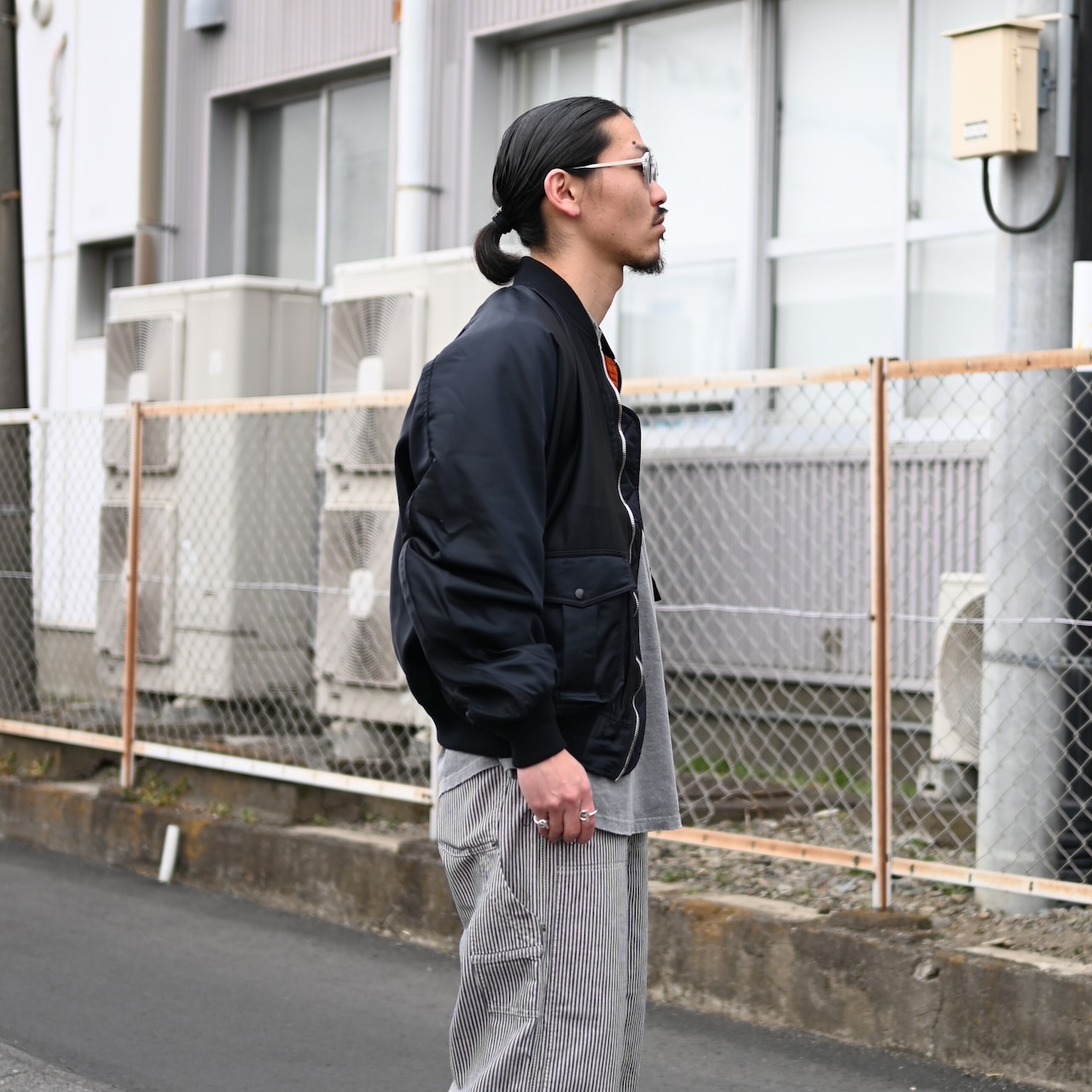 INTERIM(インテリム)襟レザーカバーオール、AUBERGE(オーベルジュ)ヒッコリーストライプパンツコーディネート