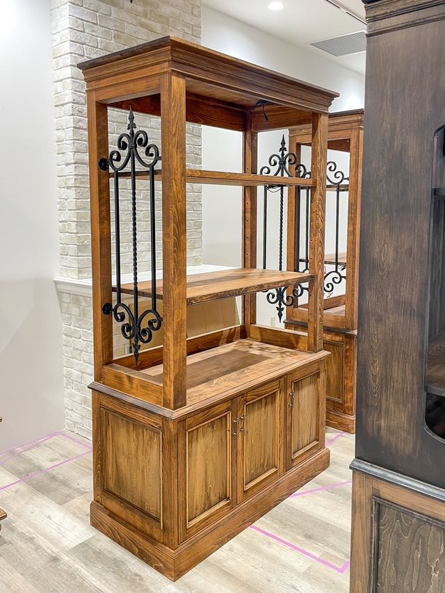 フランスアンティーク調ワードローブ　ハンガーポール付きクローゼット　（アパレルショップ向け店舗什器）W1150✕H2150