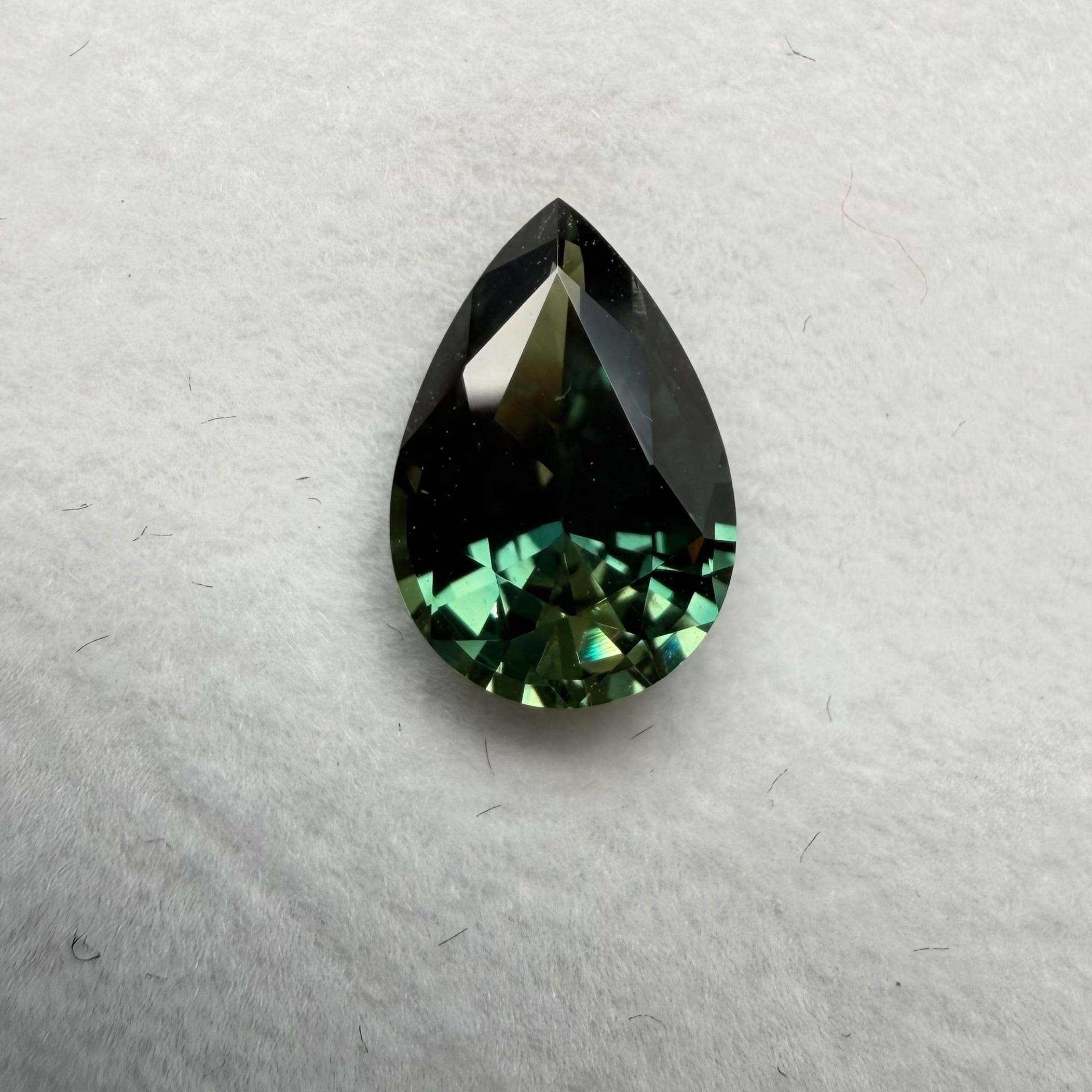 様々な色が見えるティールサファイア